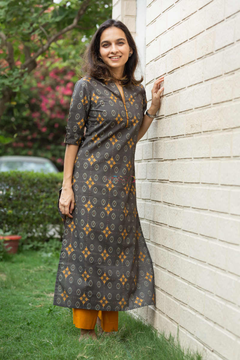 Buy Graceful VCR37 Sanjna Straight Kurta With Contrast Piping Online ...